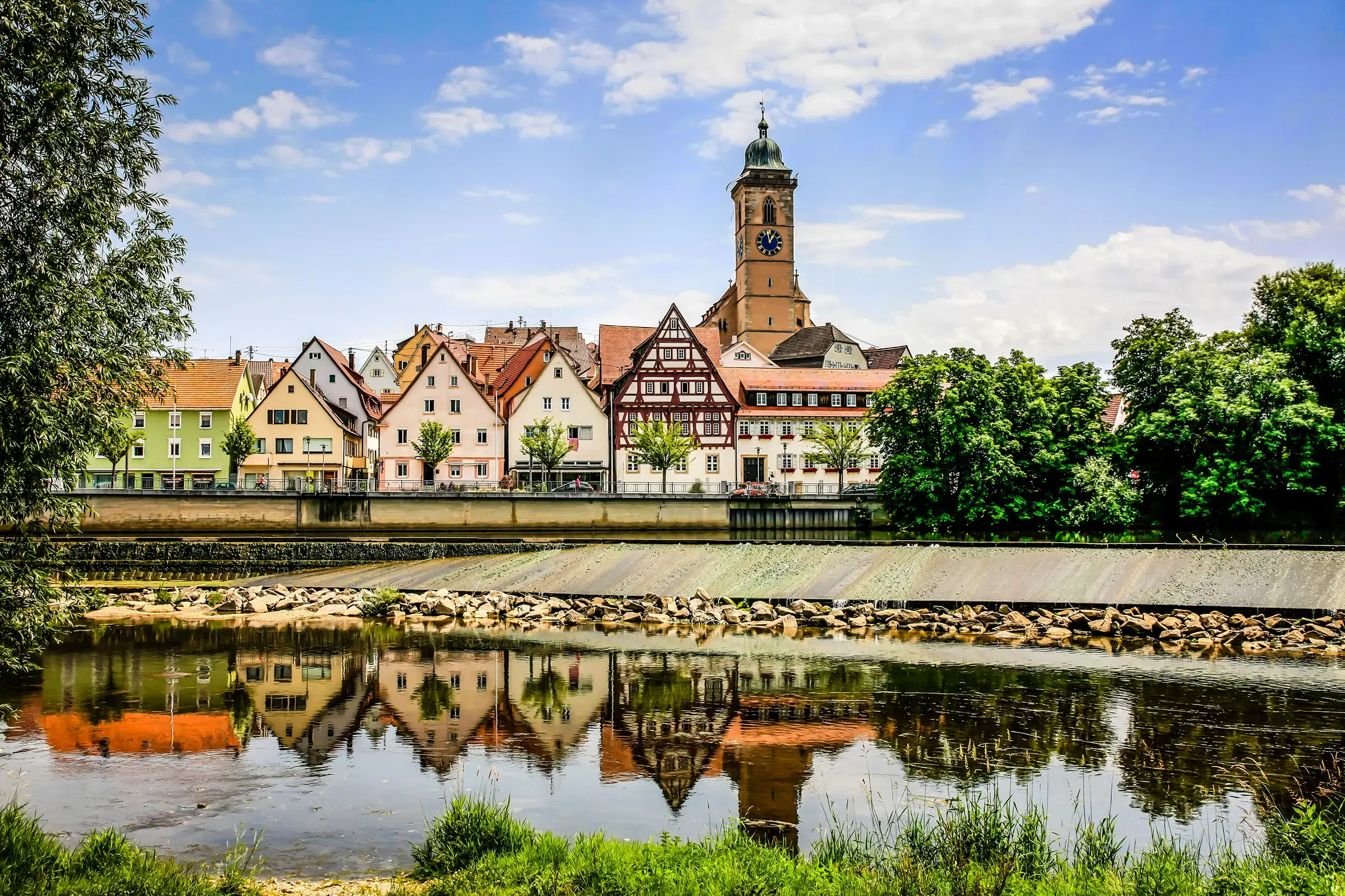 Die Stadt Nürtingen mit Blick auf den Neckar